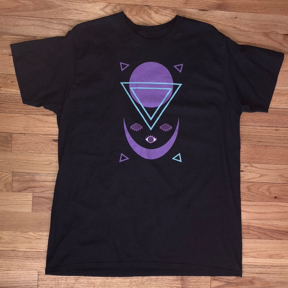 Navy blue t-shirt with funky design on front XL